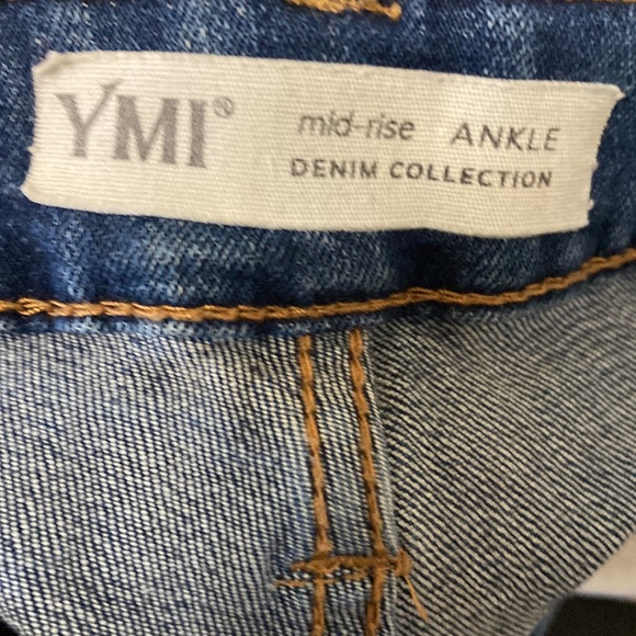 Distressed blue jeans - Picture 3 of 3